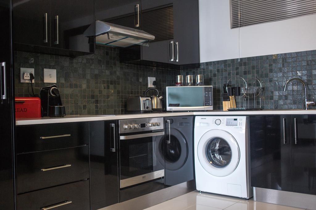 Apartment 64 At 77 On Independence Ave วินด์ฮุก ภายนอก รูปภาพ